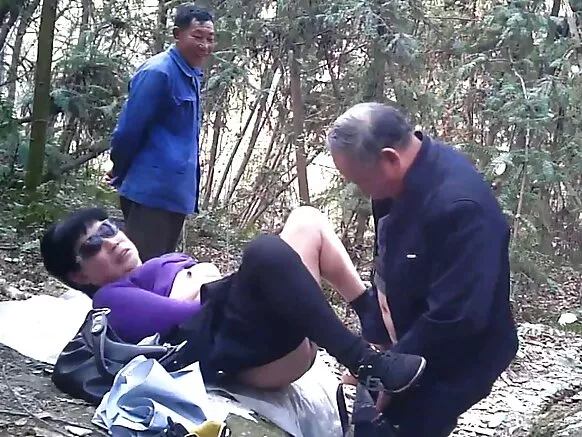Anal de grandes hommes avec des noirs anciens dans un ancien forêt de l’Azie.
