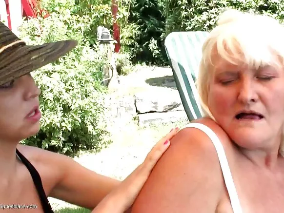 Busty granny anal fuck un jeune mature et sexy milf avec un afuli dan.