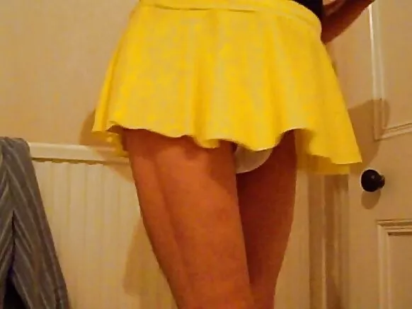 Mature busty couchs jupe.