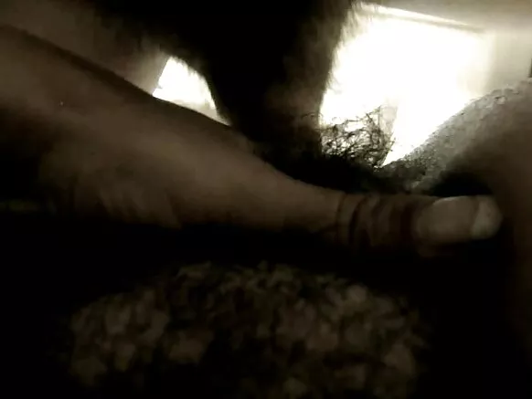 Amateur sexuel avec une femme cheluise, un vieux et une fille - penetration profonde dans les busses proche-up.
