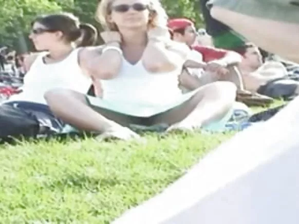 Hot granny avec grand cul publique nude jupe.