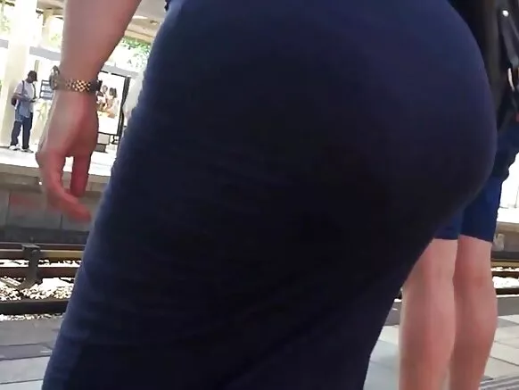 Espionnage sur mature avec la cul grand rond - Busty orgasme PAWG MILF - Cul Voyeur.