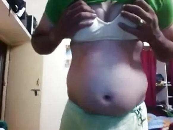 Hot Indian shemale kle i wun ngbɛn bla kpɛnngbɛn’m be awlo lɔ video nun kamera su.
