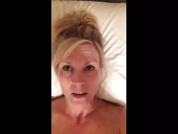 Sexy hot MILF klɛ i wun cumming kɛ ɔ́ kán bla kpinngbin’m be video fiɛnfiɛn nga be yo be awlo lɔ’n be ndɛ.