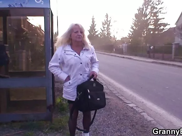 Blonde granny fu bla kpɛnngbɛn su jran gbanflɛn nin talua kanngan, kpɛnngbɛn nin gbanflɛn kanngan’m be su.