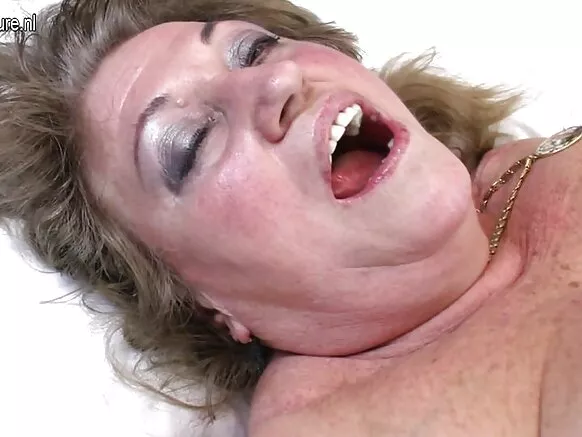 Hot xxx granny videos Mexicain granny fuck jeune fille.